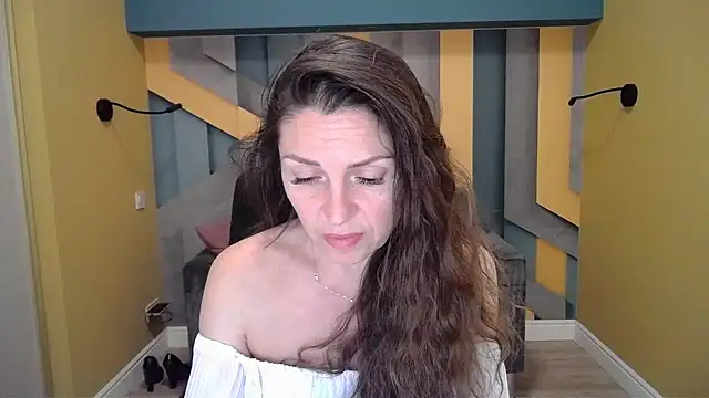 Snapshot of EllaLong chatting on January 5, 12:31 pm EllaLong online show from January 5, 12:31 pm