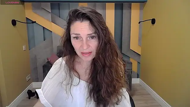 Snapshot of EllaLong chatting on January 12, 12:33 pm EllaLong online show from January 12, 12:33 pm