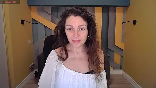 Snapshot of EllaLong chatting on January 25, 12:37 pm EllaLong online show from January 25, 12:37 pm