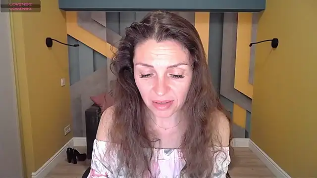 Snapshot of EllaLong chatting on February 2, 3:39 pm EllaLong online show from February 2, 3:39 pm