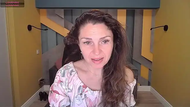 Snapshot of EllaLong chatting on February 7, 12:28 pm EllaLong online show from February 7, 12:28 pm