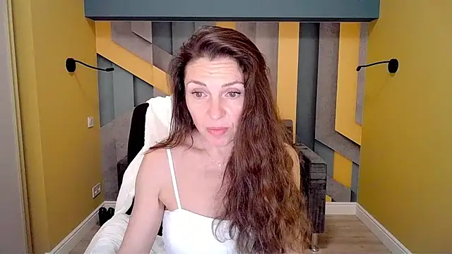 Snapshot of EllaLong chatting on February 13, 6:38 pm EllaLong online show from February 13, 6:38 pm