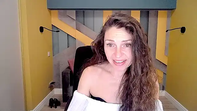 Snapshot of EllaLong chatting on February 15, 12:33 pm EllaLong online show from February 15, 12:33 pm