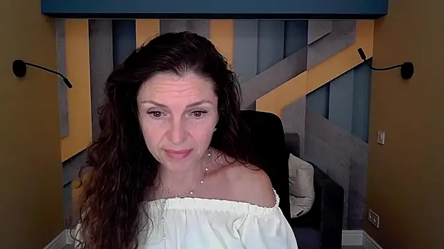 Snapshot of EllaLong chatting on September 9, 11:21 am EllaLong online show from September 9, 11:21 am