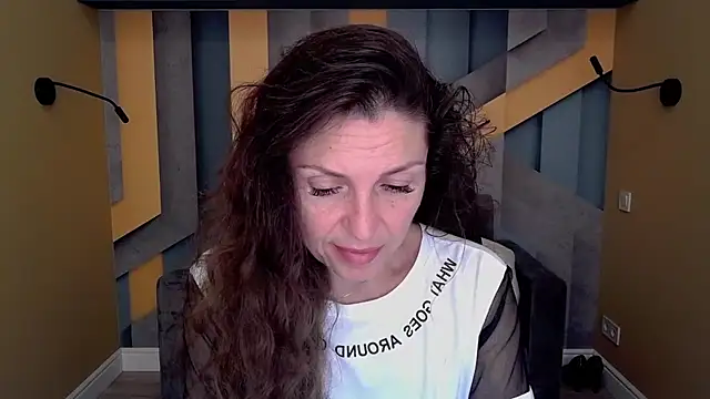 Snapshot of EllaLong chatting on September 10, 11:32 am EllaLong online show from September 10, 11:32 am