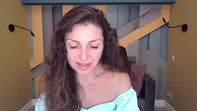 Snapshot of EllaLong chatting on September 13, 11:32 am EllaLong online show from September 13, 11:32 am