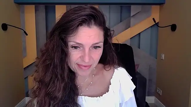 Snapshot of EllaLong chatting on September 15, 11:32 am EllaLong online show from September 15, 11:32 am