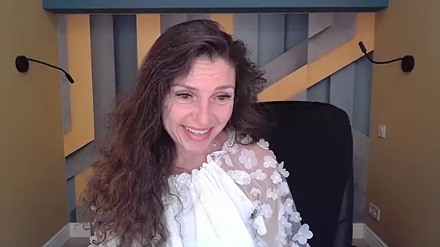 Snapshot of EllaLong chatting on September 16, 11:33 am EllaLong online show from September 16, 11:33 am