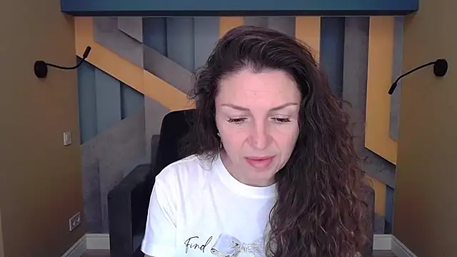 Snapshot of EllaLong chatting on October 3, 11:29 am EllaLong online show from October 3, 11:29 am