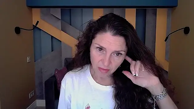 Snapshot of EllaLong chatting on October 4, 11:30 am EllaLong online show from October 4, 11:30 am