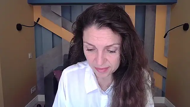 Snapshot of EllaLong chatting on October 8, 11:30 am EllaLong online show from October 8, 11:30 am