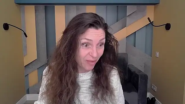 Snapshot of EllaLong chatting on October 10, 11:31 am EllaLong online show from October 10, 11:31 am