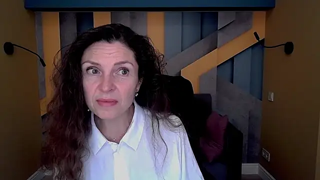 Snapshot of EllaLong chatting on October 14, 11:33 am EllaLong online show from October 14, 11:33 am