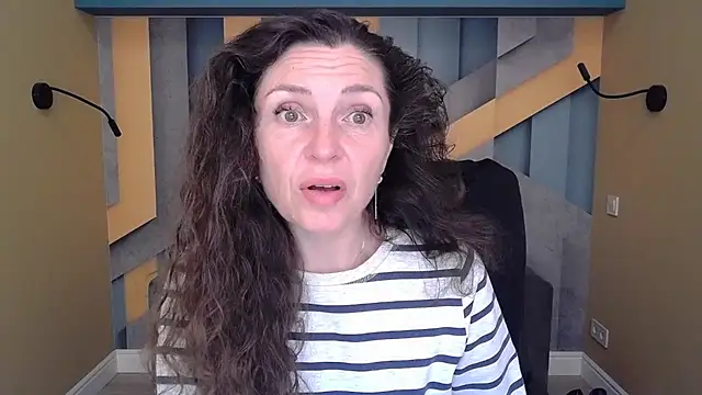 Snapshot of EllaLong chatting on October 15, 11:32 am EllaLong online show from October 15, 11:32 am