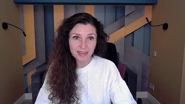 Snapshot of EllaLong chatting on October 18, 11:33 am EllaLong online show from October 18, 11:33 am