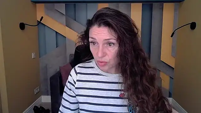 Snapshot of EllaLong chatting on October 28, 12:30 pm EllaLong online show from October 28, 12:30 pm