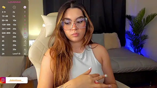 dakottaa  online show from October 13, 11:05 pm