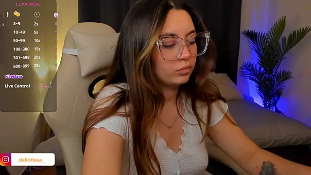 dakottaa  online show from December 17, 11:33 pm
