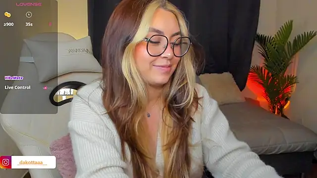 Snapshot of dakottaa_ chatting on May 15, 12:06 am dakottaa online show from May 15, 12:06 am