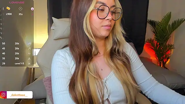 Snapshot of dakottaa_ chatting on May 15, 11:56 pm dakottaa online show from May 15, 11:56 pm
