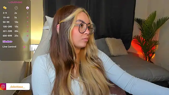 Snapshot of dakottaa_ chatting on May 16, 12:29 am dakottaa online show from May 16, 12:29 am
