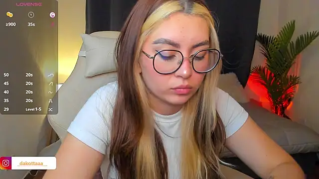 Snapshot of dakottaa_ chatting on May 20, 12:28 am dakottaa online show from May 20, 12:28 am