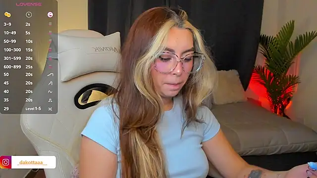 Snapshot of dakottaa_ chatting on May 23, 12:05 am dakottaa online show from May 23, 12:05 am