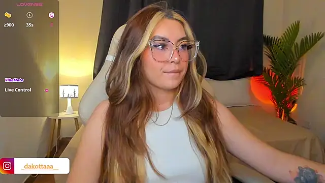 Snapshot of dakottaa_ chatting on May 29, 12:41 am dakottaa online show from May 29, 12:41 am