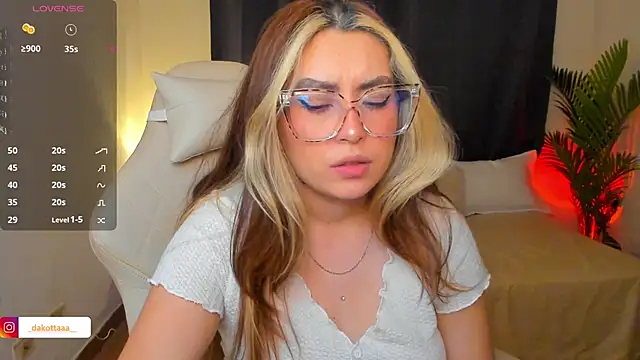 Snapshot of dakottaa_ chatting on June 4, 12:05 am dakottaa online show from June 4, 12:05 am