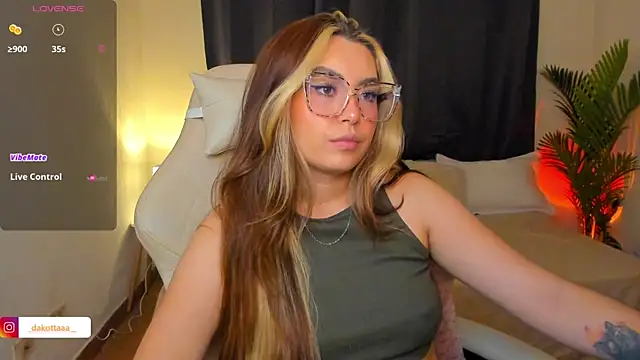 Snapshot of dakottaa_ chatting on June 5, 12:06 am dakottaa online show from June 5, 12:06 am