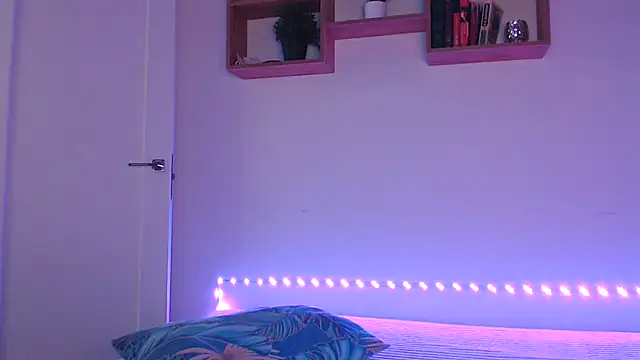 Snapshot of Karolina_love_ chatting on April 8, 12:43 am Karolina love online show from April 8, 12:43 am