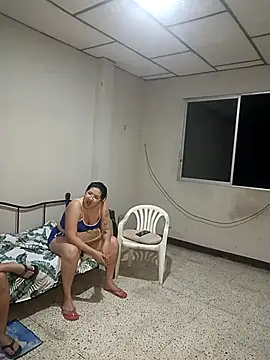 Snapshot of DanelyLopez chatting on December 1, 1:21 am DanelyLopez online show from December 1, 1:21 am