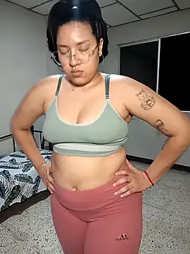 Snapshot of DanelyLopez chatting on December 5, 2:31 am DanelyLopez online show from December 5, 2:31 am