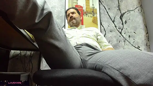 Snapshot of Maxi_TheBigDaddy chatting on December 5, 11:19 am Maxi TheBigDaddy online show from December 5, 11:19 am