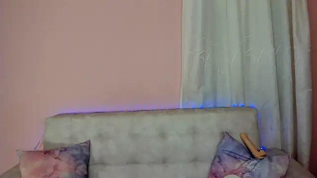 tinysara online show from March 15, 4:43 pm