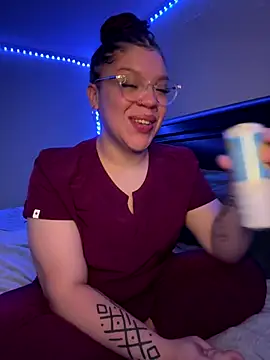 QueenNuttCollector online show from December 20, 2:40 am