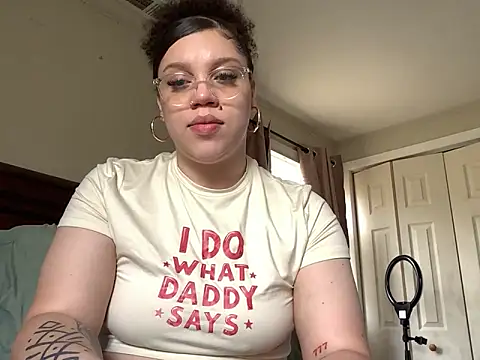 QueenNuttCollector online show from April 20, 4:43 pm