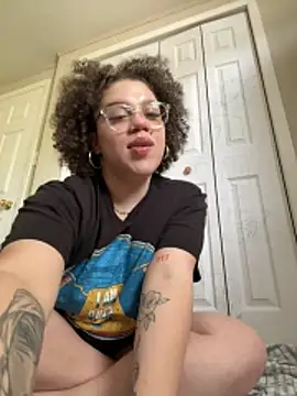 QueenNuttCollector online show from April 24, 4:09 pm