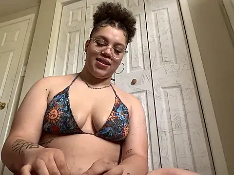 QueenNuttCollector online show from April 26, 6:38 pm