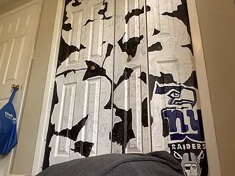 QueenNuttCollector online show from April 30, 4:46 pm