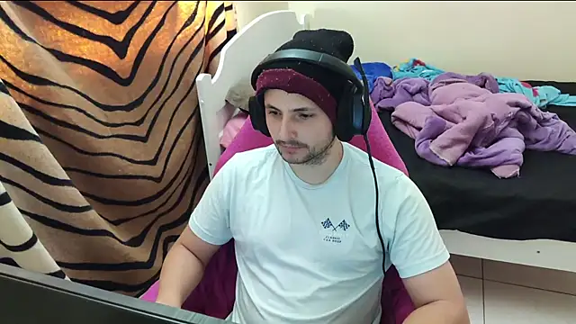 Snapshot of iurytx chatting on February 14, 7:02 pm iurytx online show from February 14, 7:02 pm