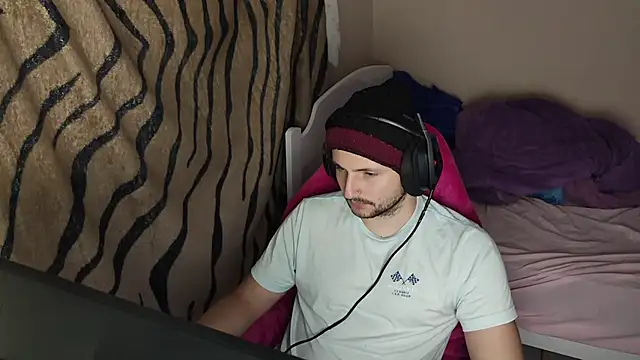 Snapshot of iurytx chatting on February 23, 1:35 am iurytx online show from February 23, 1:35 am