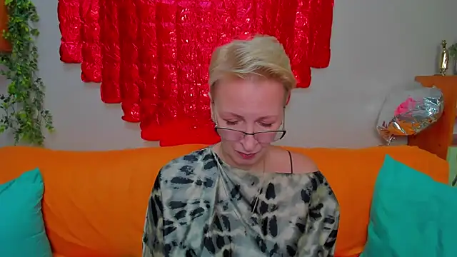 iamyourdream89 online show from February 8, 6:00 pm