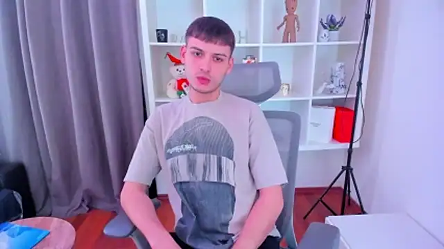 andboyfor6 online show from April 29, 11:47 am