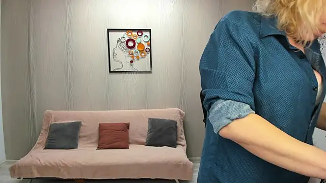 Cassandra Hotty online show from April 1, 3:18 am