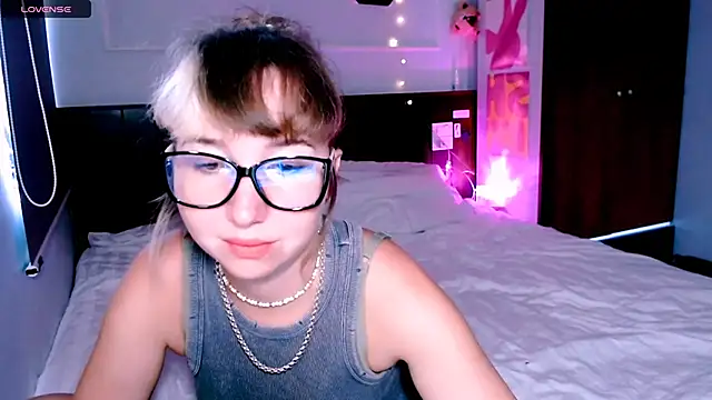 Snapshot of Cosmo_Riri chatting on September 25, 5:00 am Cosmo Riri online show from September 25, 5:00 am