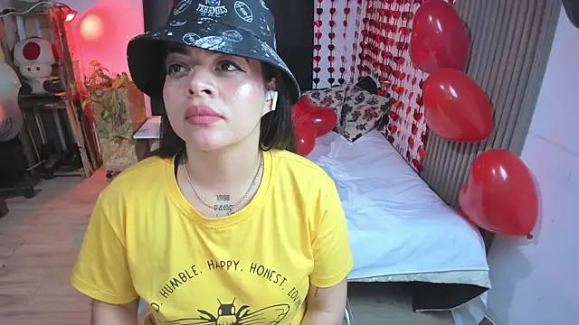 Cuttiealice online show from February 15, 3:06 pm