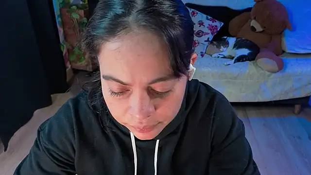 Cuttiealice online show from September 22, 5:04 pm