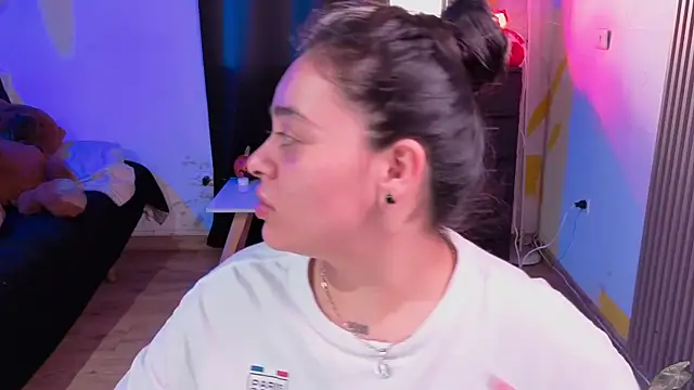 Cuttiealice online show from November 17, 1:28 pm