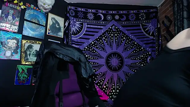 Yourmadame P online show from November 21, 12:21 am